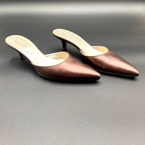 DIANE B. MILANO WOMENS Metallic Kitten Heel Pumps